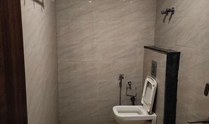 Dusche, Regendusche, kostenlose Toilettenartikel, Handtücher