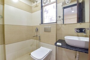 Habitación ejecutiva | Baño | Regadera, regadera tipo lluvia, amenidades de baño gratuitas, toallas 