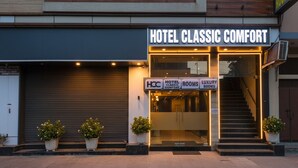 Entrada d'hotel amb un senyal que diu "HOTEL CLASSIC COMFORT" i "HABITACIONS DE LUXE".
