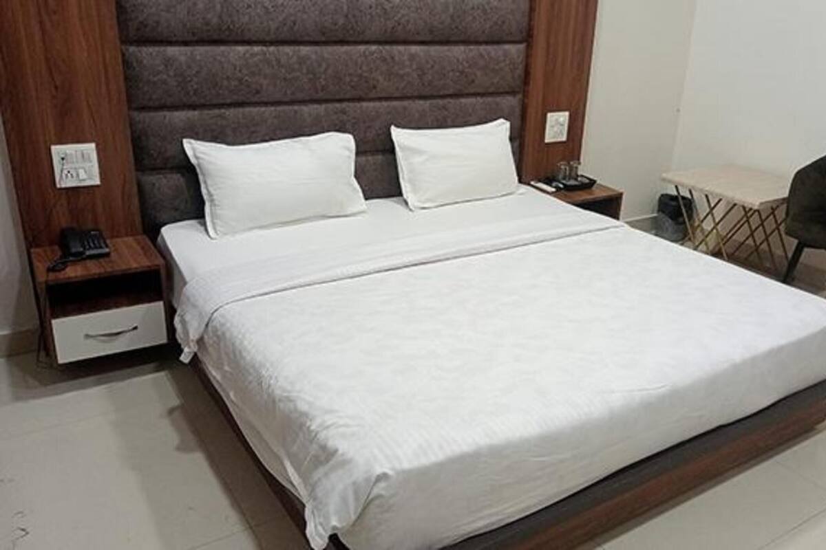 Deluxe Room | Egyptian cotton sheets, premium bedding, in-room safe, free WiFi