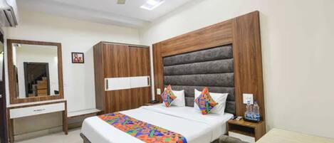 Egyptian cotton sheets, premium bedding, in-room safe, free WiFi