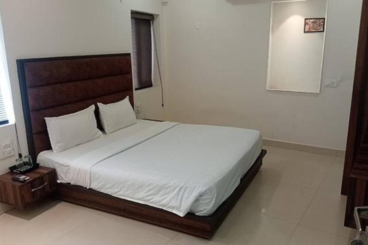 Family Room | Egyptian cotton sheets, premium bedding, in-room safe, free WiFi