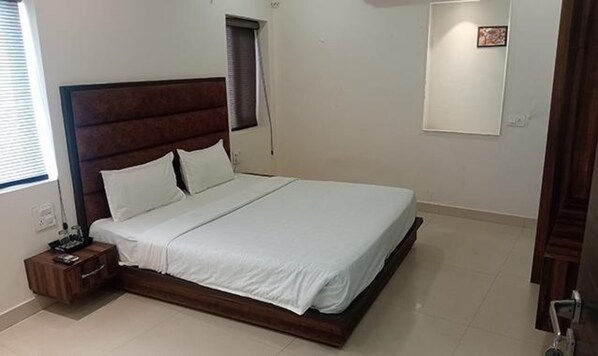 Family Room | Egyptian cotton sheets, premium bedding, in-room safe, free WiFi