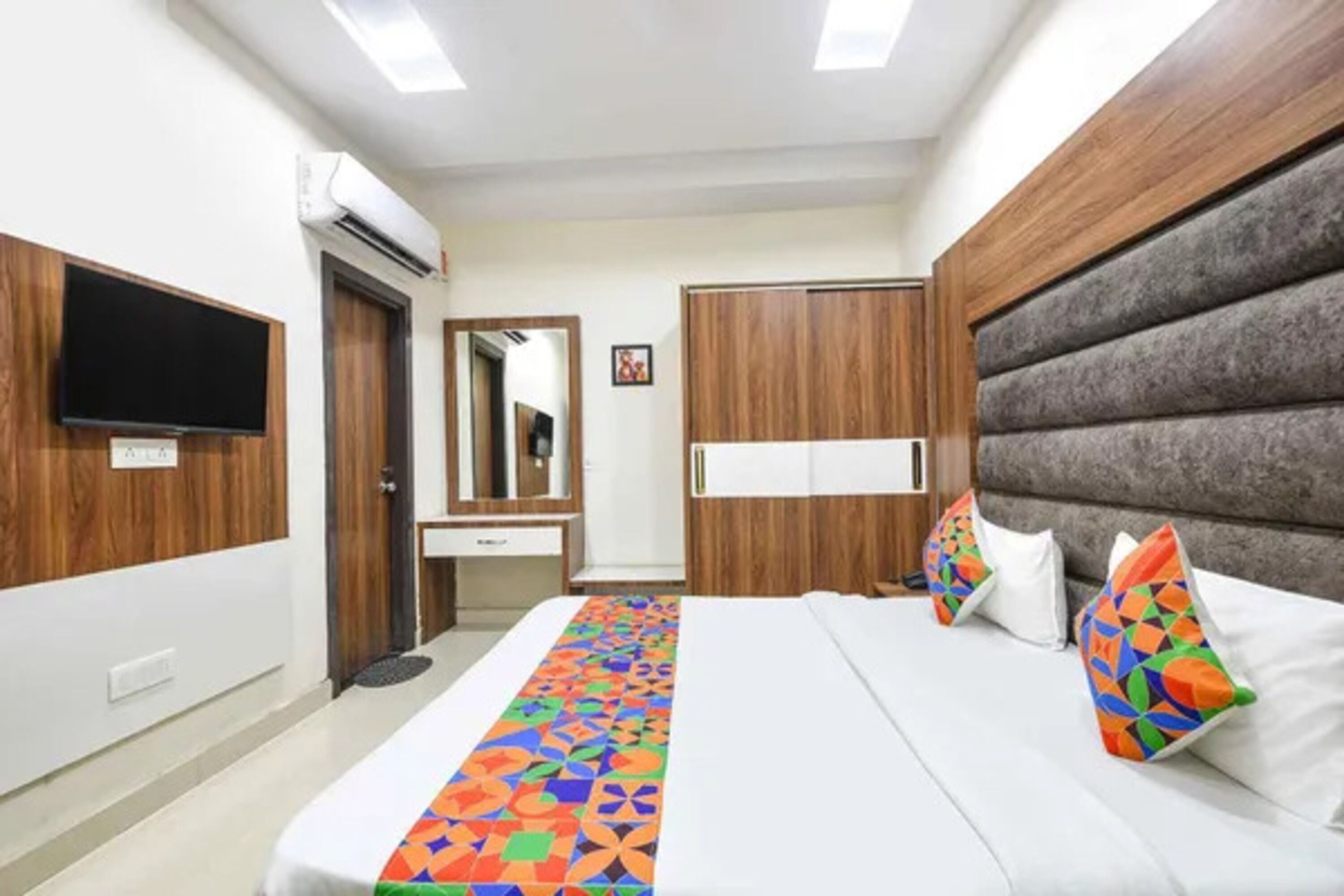 Egyptian cotton sheets, premium bedding, in-room safe, free WiFi