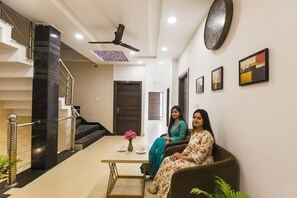 Coin salon dans le hall