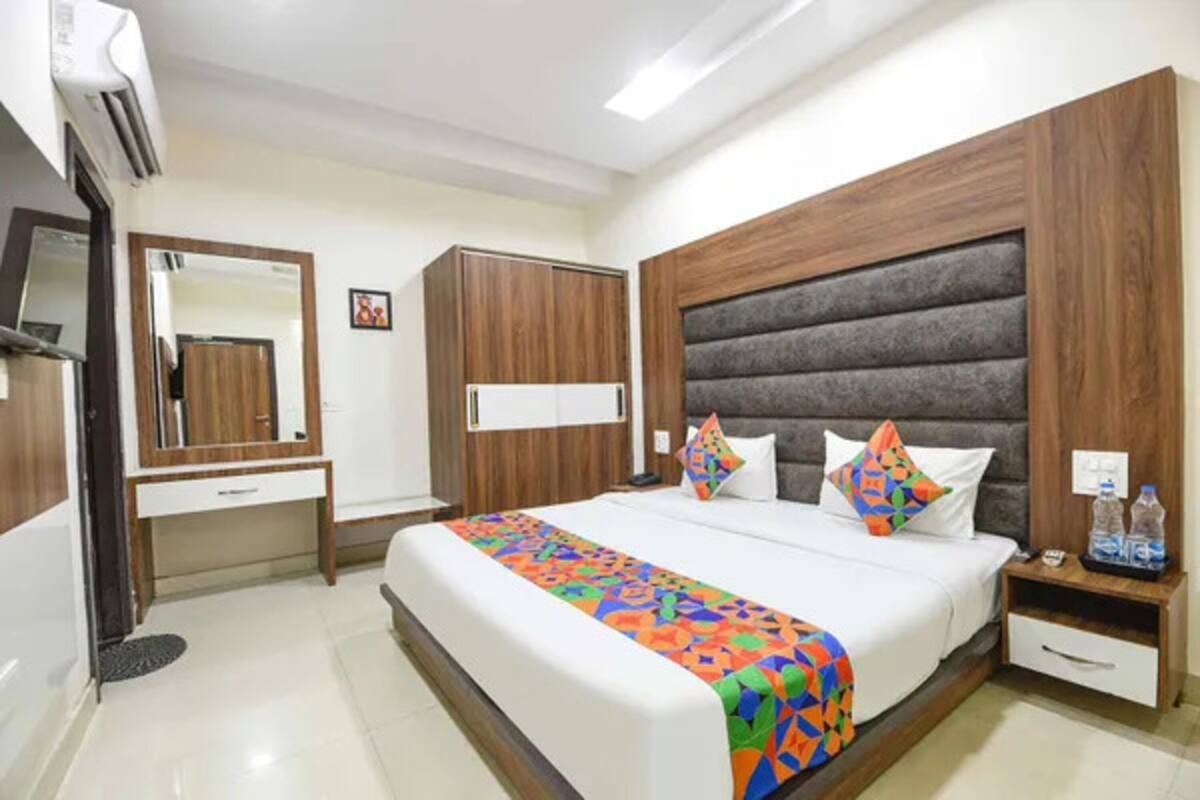 Egyptian cotton sheets, premium bedding, in-room safe, WiFi (free)