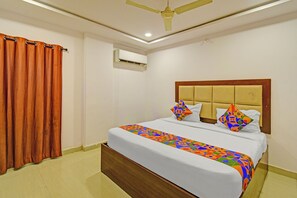 Egyptian cotton sheets, premium bedding, in-room safe, free WiFi - Fabhotel Vsr International (Hyderabad)