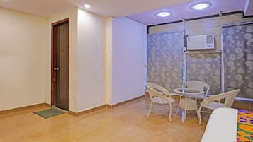 Egyptian cotton sheets, premium bedding, in-room safe, free WiFi
