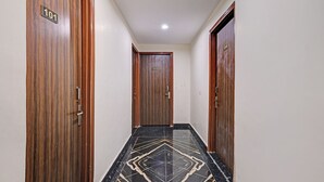 Un pasillo con puertas de madera con los números 101 y 103, que dan a habitaciones.