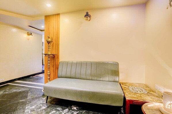 Lobby sitting area - Fabhotel Ratna Regency (Pune)