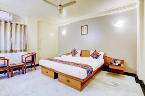 Egyptian cotton sheets, premium bedding, in-room safe, free WiFi - Fabhotel Ratna Regency (Pune)