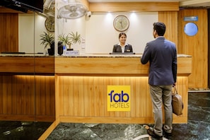 Reception - Fabhotel Ratna Regency (Pune)