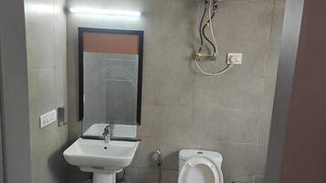 Deluxe kamer | Badkamer | Een douche, een regendouche, gratis toiletartikelen, handdoeken