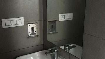 Shower, rainfall showerhead, free toiletries, towels