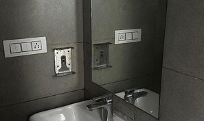 Shower, rainfall showerhead, free toiletries, towels