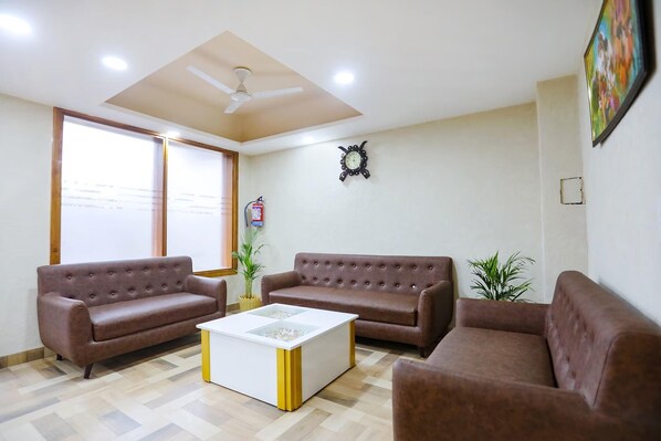 Lobby sitting area - Fabhotel Signature Inn I (Noida)