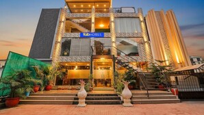 A multi-story building with a sign reading "fabHOTELS" at the entrance. - FabHotel Golden Stone (Ghaziabad)