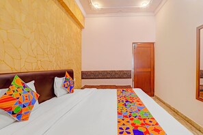 Egyptian cotton sheets, premium bedding, in-room safe, free WiFi - Fabhotel Anant (Lucknow)