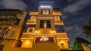 Un edificio de hotel con un letrero que dice "HOTEL KGF" y "TOBHOTELS" en la parte superior.
