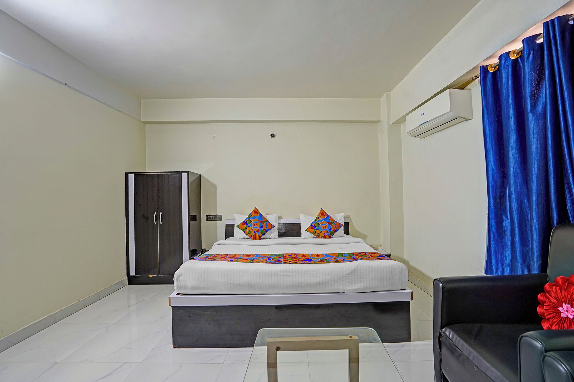 Egyptian cotton sheets, premium bedding, in-room safe, free WiFi