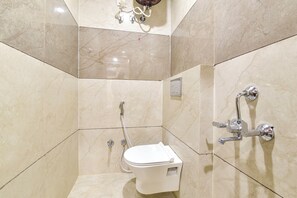 Shower, rainfall showerhead, free toiletries, towels - Fabhotel Bhavna Palace (Indore)