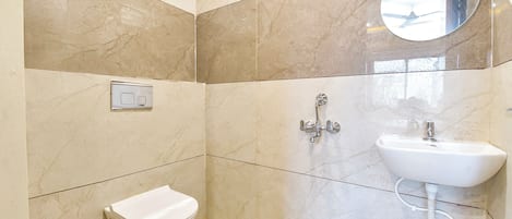 Shower, rainfall showerhead, free toiletries, towels