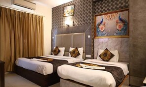 Egyptian cotton sheets, premium bedding, in-room safe, WiFi (free) - FabHotel Reconnect Suites - Near IGI Airport - New Delhi (New Delhi)