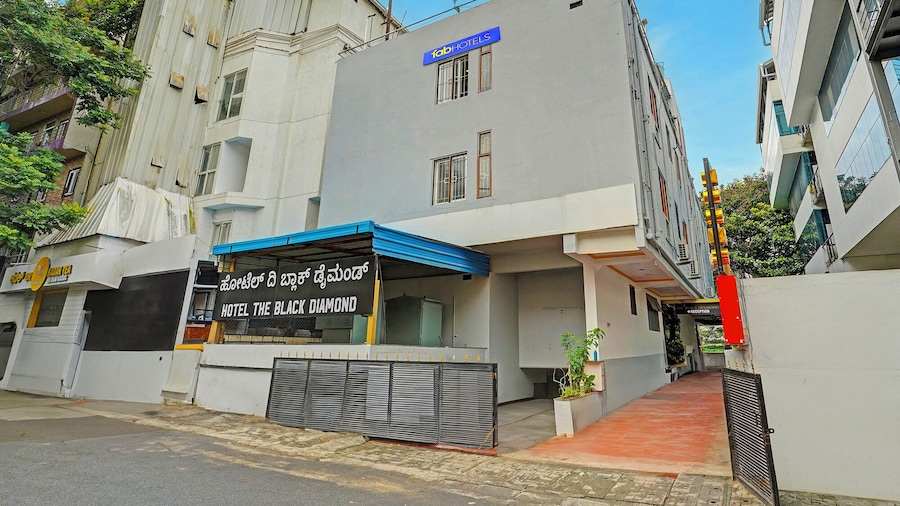 Fabhotel The Black Diamond
