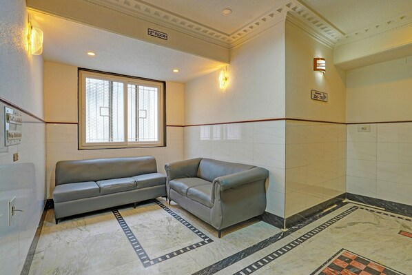 Coin salon dans le hall