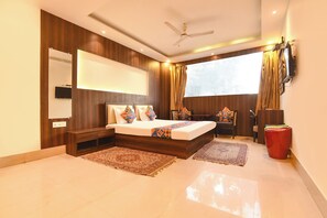 Egyptian cotton sheets, premium bedding, in-room safe, free WiFi