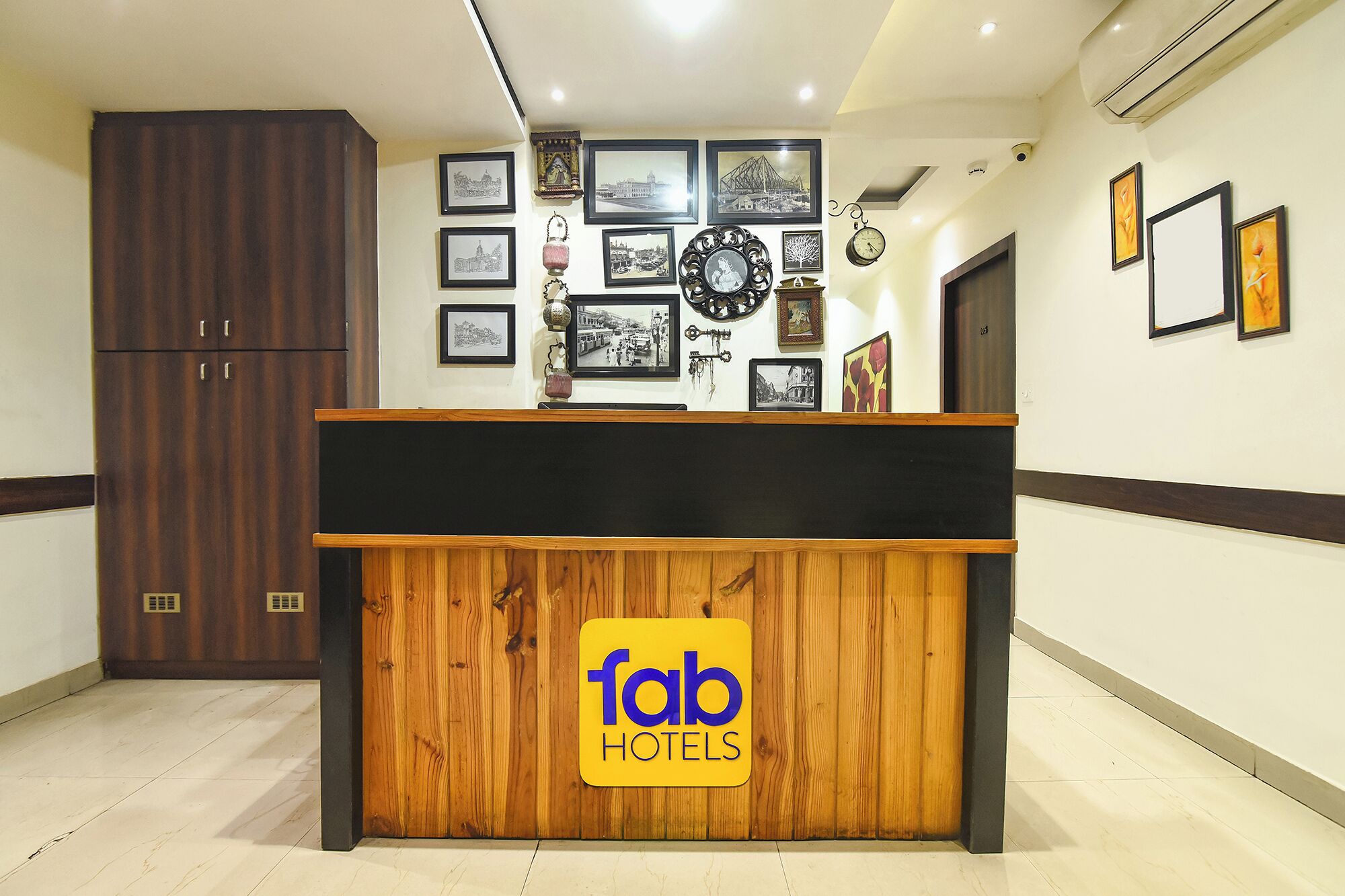 Un comptoir d’accueil avec un revêtement en bois et une enseigne indiquant « fab hotels ».