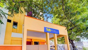 A building with a sign reading "fab hotels". - Fabhotel Sahana Residency (Chennai)