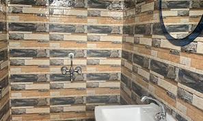 Shower, rainfall showerhead, free toiletries, towels