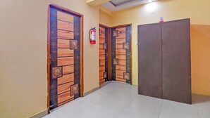 Un pasillo con dos puertas de madera y un armario.