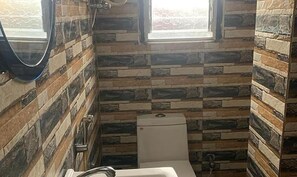 Deluxe Room | Bathroom | Shower, rainfall showerhead, free toiletries, towels