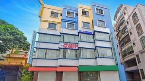 Un edificio de varios pisos con un letrero que dice 'Shehnai Banquet' en la planta baja.