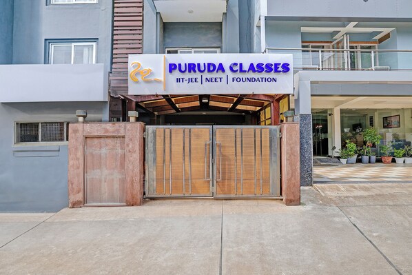 Property entrance - Fabhotel The Tuesday Suits (Noida)