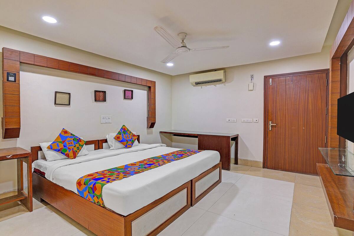 Suite | Egyptian cotton sheets, premium bedding, in-room safe, free WiFi
