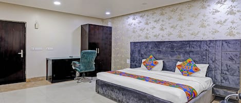 Family Room | Egyptian cotton sheets, premium bedding, in-room safe, free WiFi