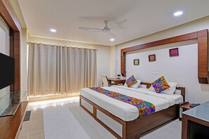 Suite | Egyptian cotton sheets, premium bedding, in-room safe, free WiFi