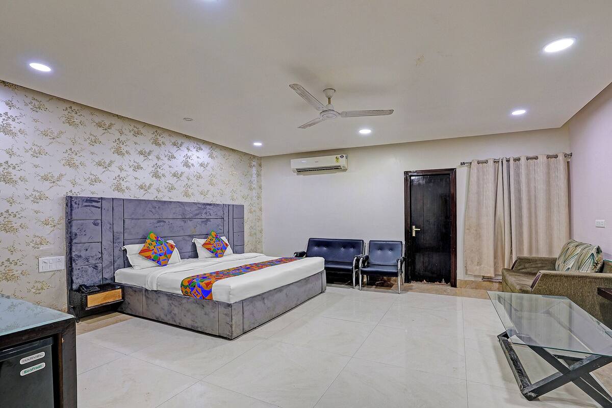 Family Room | Egyptian cotton sheets, premium bedding, in-room safe, free WiFi
