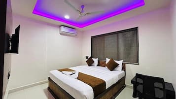 Egyptian cotton sheets, premium bedding, in-room safe, free WiFi
