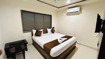 Egyptian cotton sheets, premium bedding, in-room safe, free WiFi