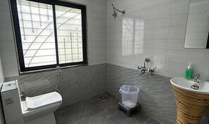 Deluxe Room | Bathroom | Shower, rainfall showerhead, free toiletries, towels