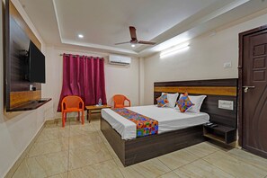 Egyptian cotton sheets, premium bedding, in-room safe, free WiFi