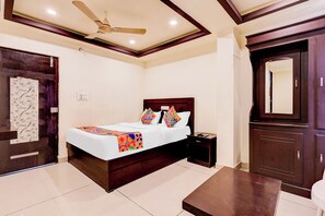 Egyptian cotton sheets, premium bedding, in-room safe, free WiFi - Fabhotel Alfa (Vijayawada)