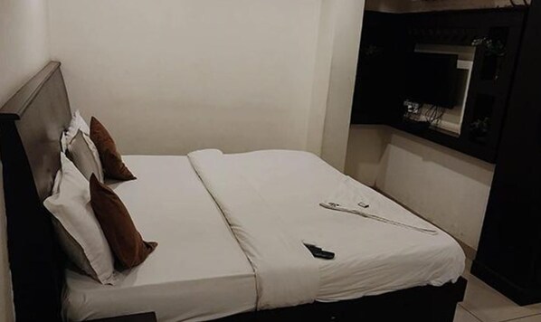 Deluxe Room | Egyptian cotton sheets, premium bedding, in-room safe, free WiFi