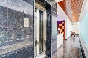 Elevator - Fabhotel Ar Daffodil Inn (Bangalore)