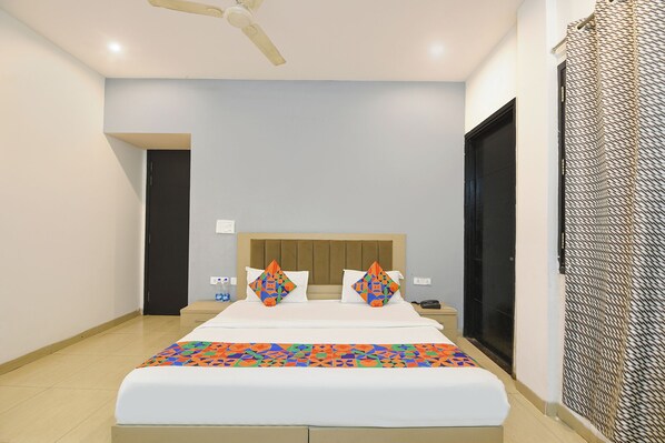 Egyptian cotton sheets, premium bedding, in-room safe, free WiFi - Fabhotel X Green Tree (Gurugram)