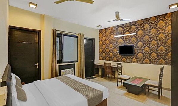 Egyptian cotton sheets, premium bedding, in-room safe, free WiFi